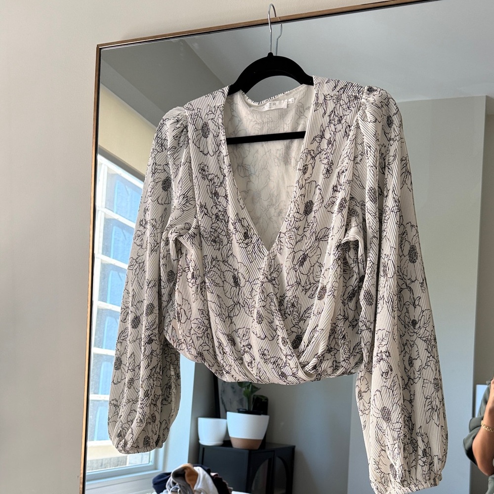 🔴 $15 SALE - Astr Black and White Floral Wrap Blouse